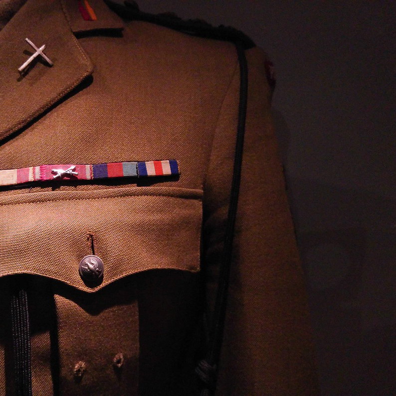 Militärhemd mit abzeichen