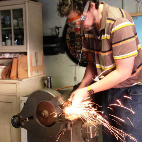 Person die arbeitet, es sprühen funken