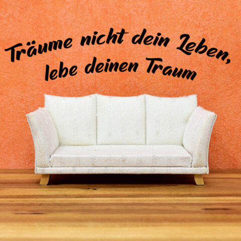 Ober einem Sofa steht die Aufschrift: Träume nicht dein Leben, lebe deinen Traum